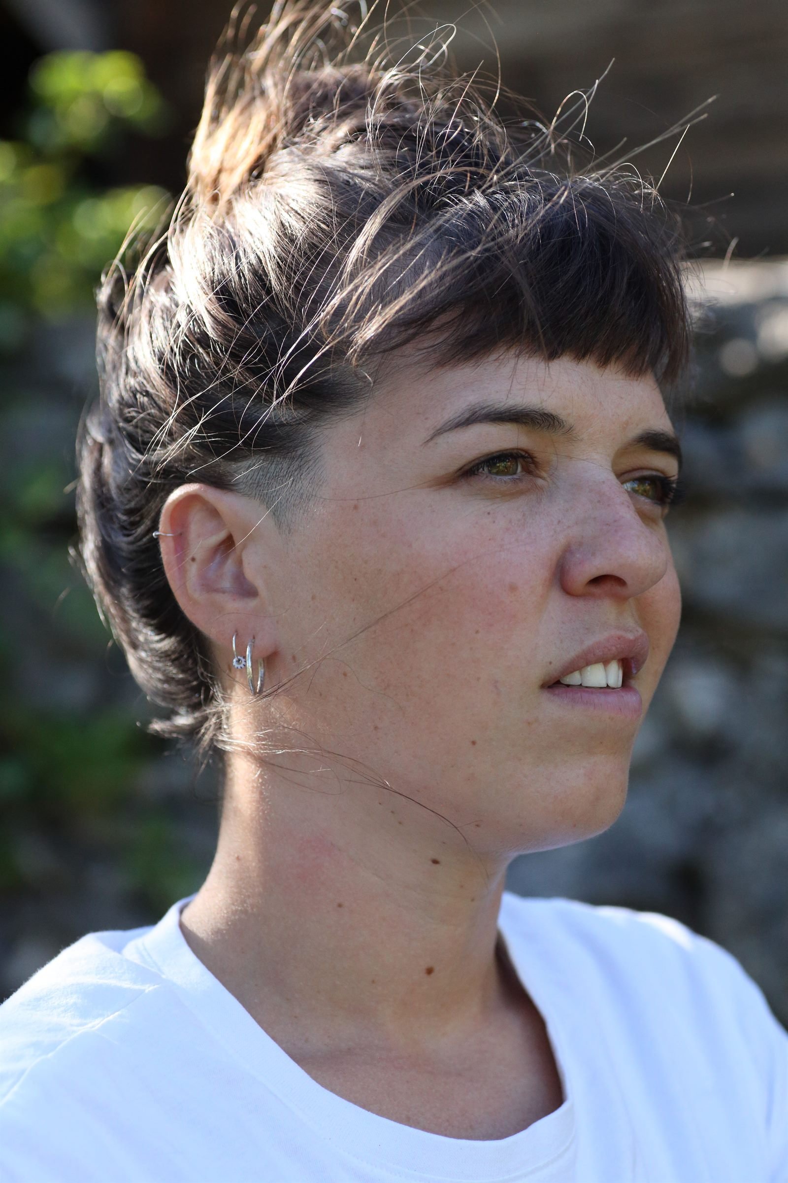 Portrait de la créatrice d'obla, de profil, en extérieur